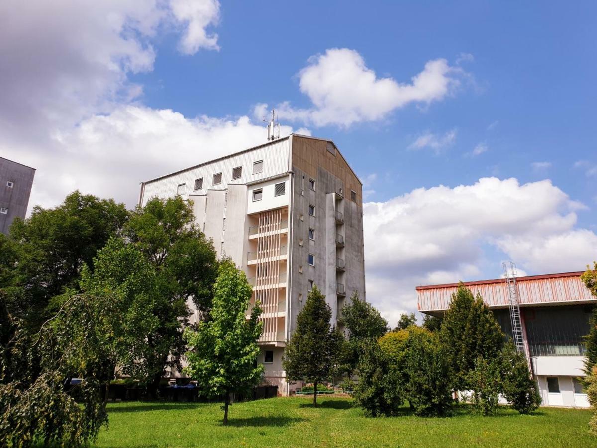 Summer Residence Hostel Любляна Экстерьер фото